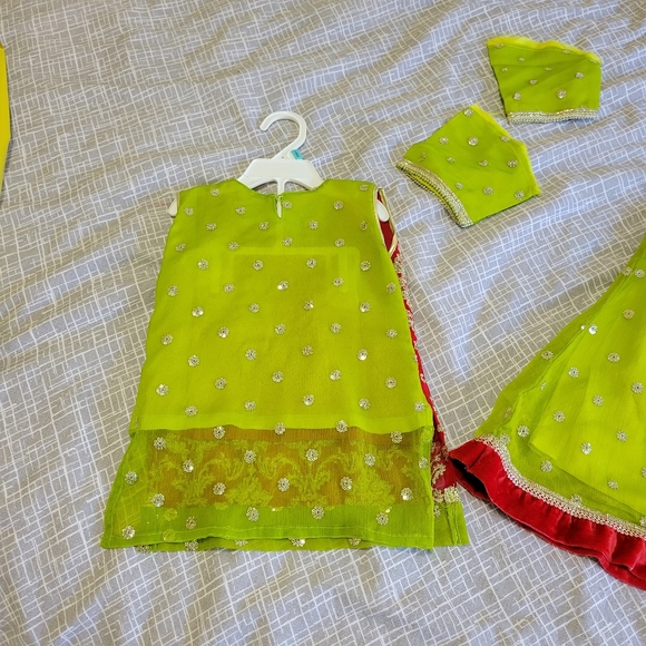 Pakistani/indian outfit - toddler girl 2T or 3T - size 18 - Picture 8 of 11
